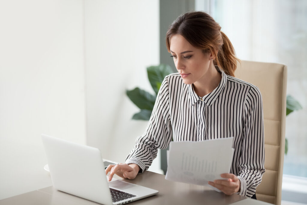 A franchise owner woman at her laptop reviewing the franchise disclosure document